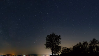 Nachthimmel am Benther Berg, 26.4. 4:00 Uhr, Am Hapkenberge, Baum im Vordergrund, die Lichter von Gehrden im Hintergrund. Am Himmel der Stern Antares, ein Hauch Milchstrasse