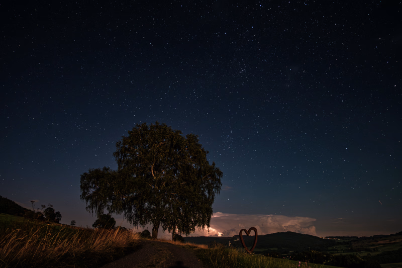 Nachthimmel über der Rhön mit Gewitterwolke