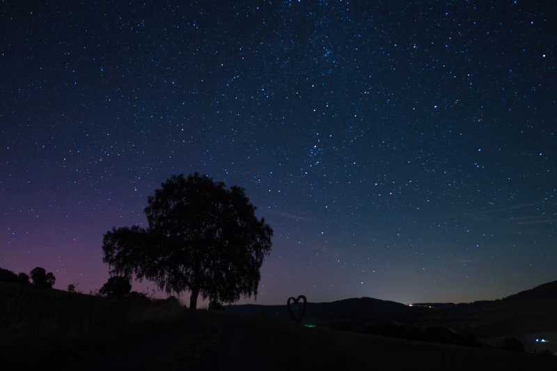 Nachthimmel und ein Hauch Polarlicht. Wüstenhagen / Rhön