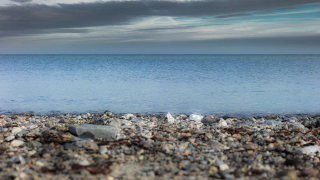 Ostseestrand - Steine - Wasser - Himmel