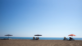 Costa Rica, Strand am Pazifik mit 3 Sonnenschirmen