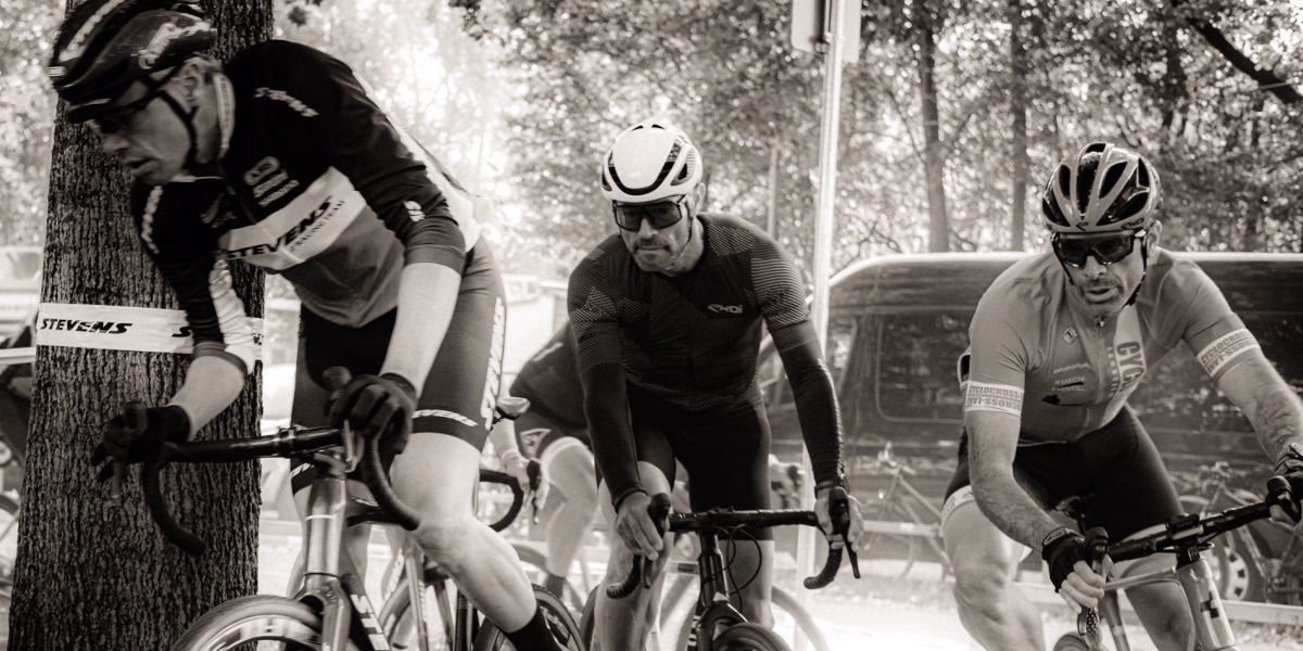 Drei alte Herren auf dem Crosser beim Ihme-Cross 2025