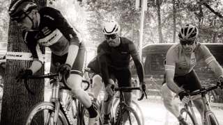 Drei alte Herren auf dem Crosser beim Ihme-Cross 2025