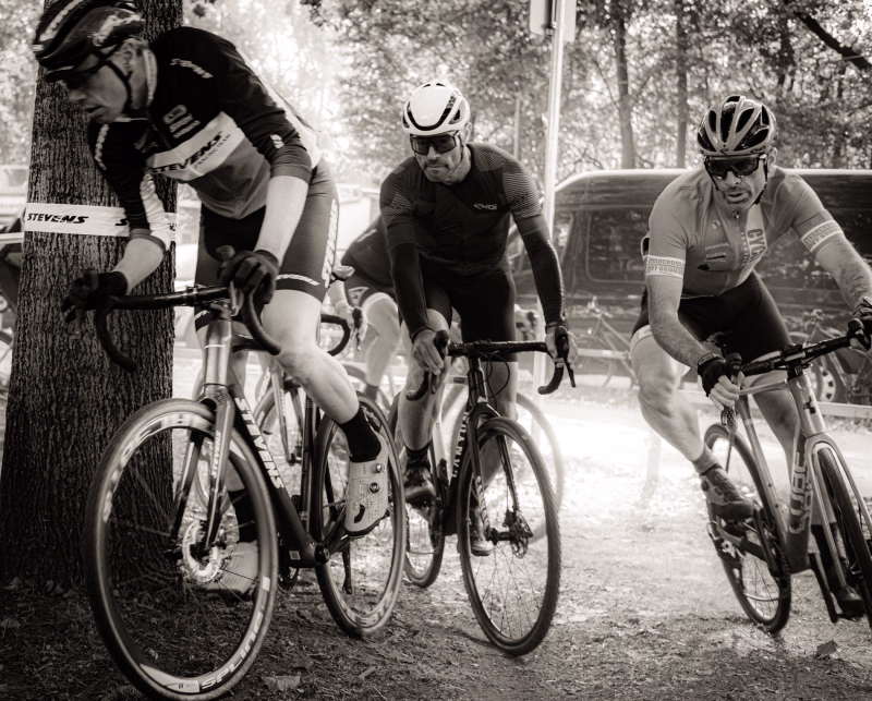 Drei alte Herren auf dem Crosser beim Ihme-Cross 2025