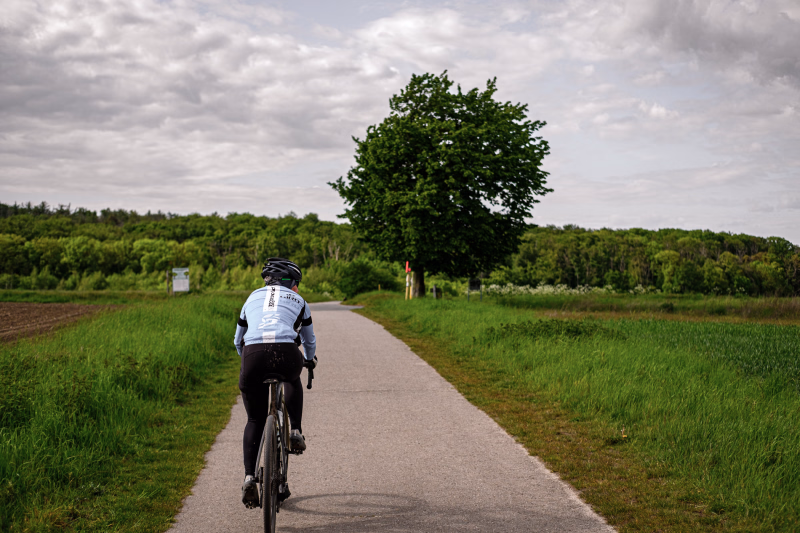 Radsportlerin bei der Auffahrt auf asphaltiertem Feldweg zum Gehrdener Berg.