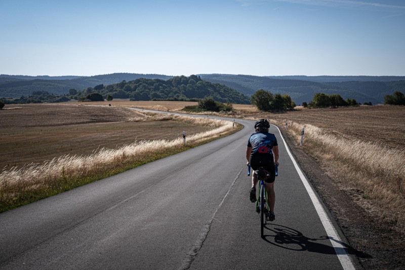 Landstrasse bei Birresborn / Eifel.