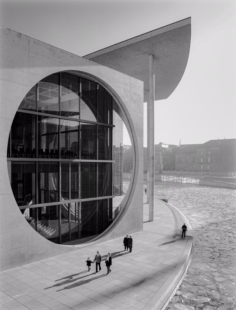 Bibliothek des Bundestages an der Spree